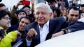 El candidato presidencial Andrés Manuel López Obrador habla con los periodistas. 1 de julio de 2018. / Alexandre Meneghini / Reuters